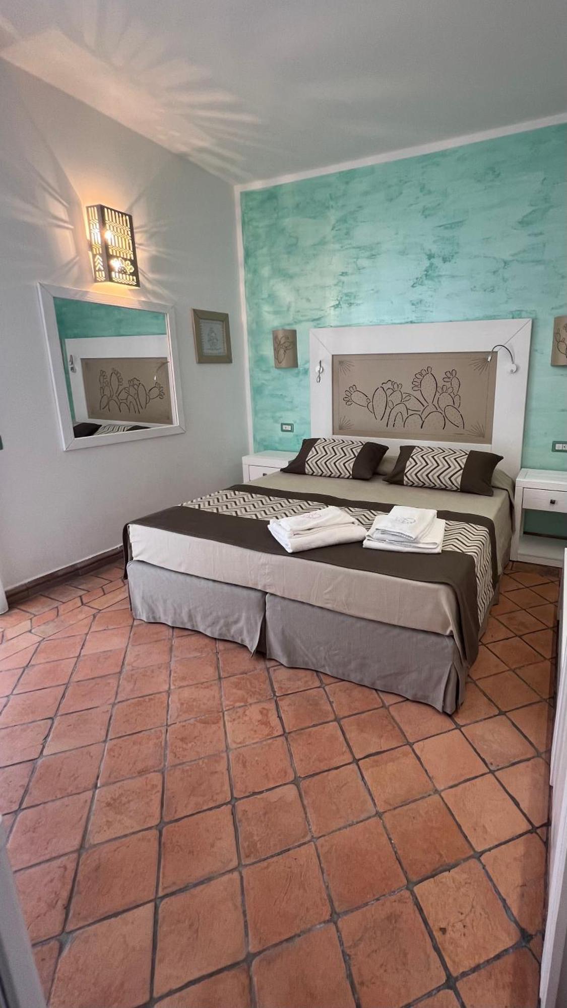 Rooms Apartaments Santa Teresa คาโป เทสตา ภายนอก รูปภาพ